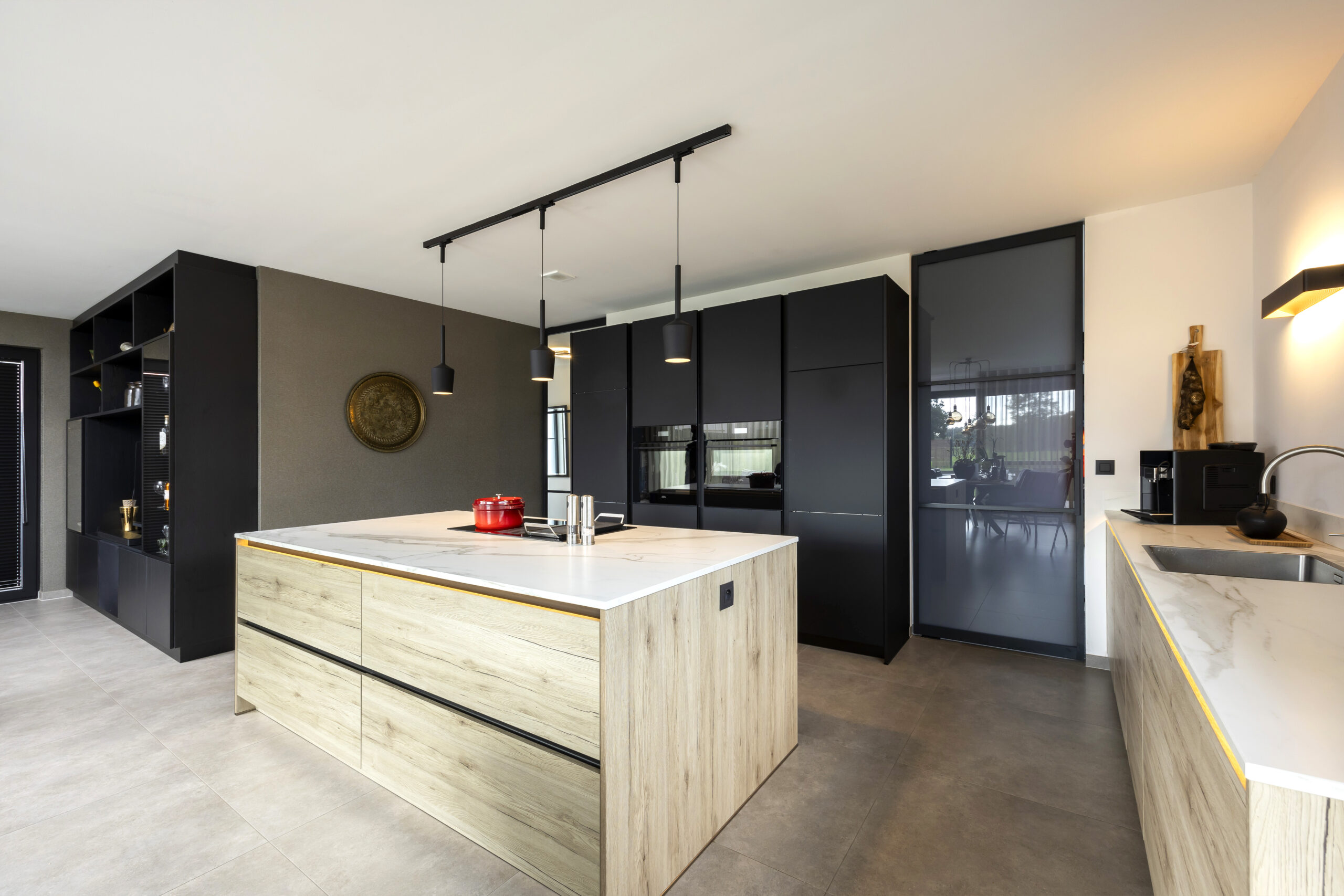 modern interieurproject maatwerk tv meubel en moderne strakke keuken