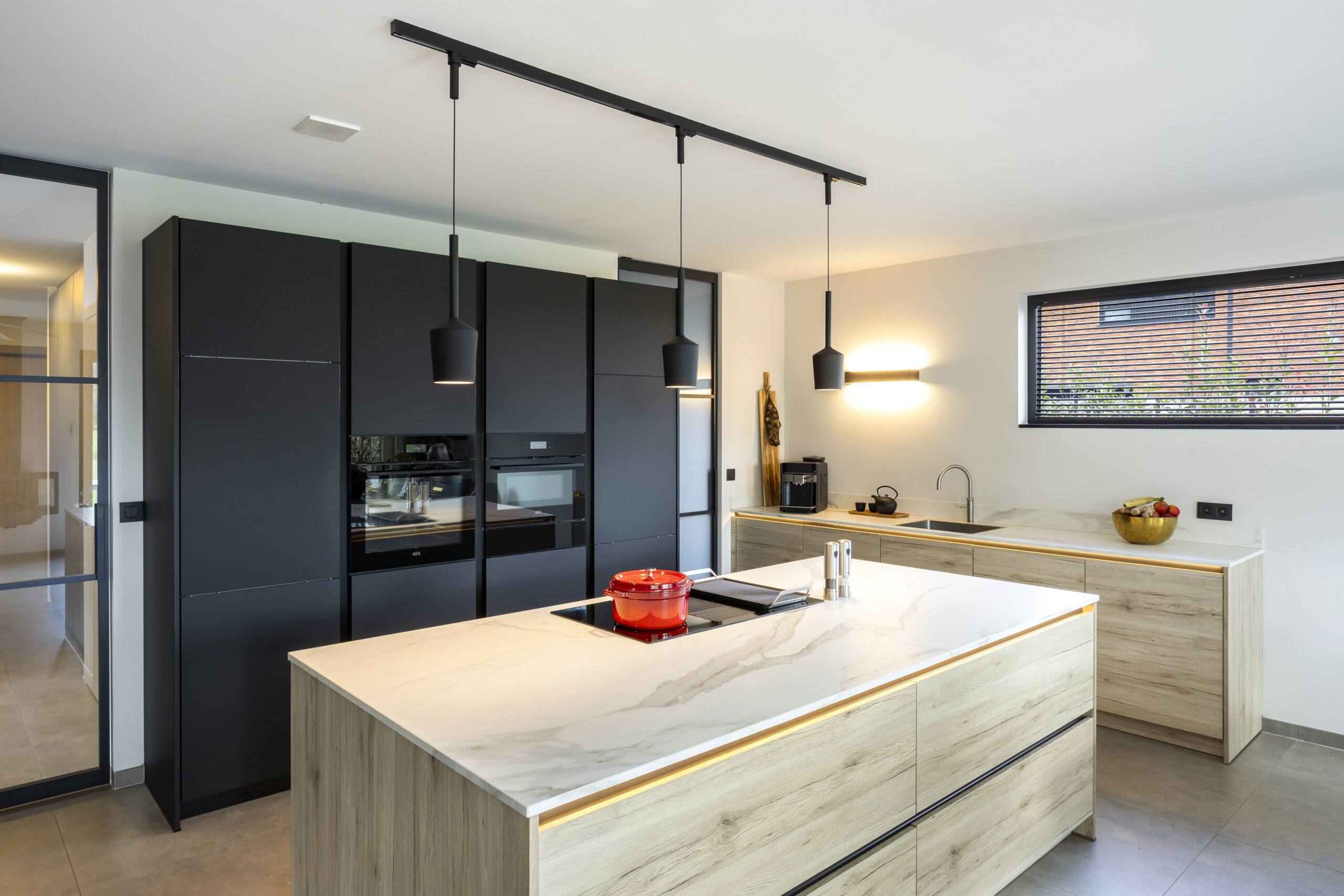modern interieurproject maatwerk tv meubel en moderne strakke keuken