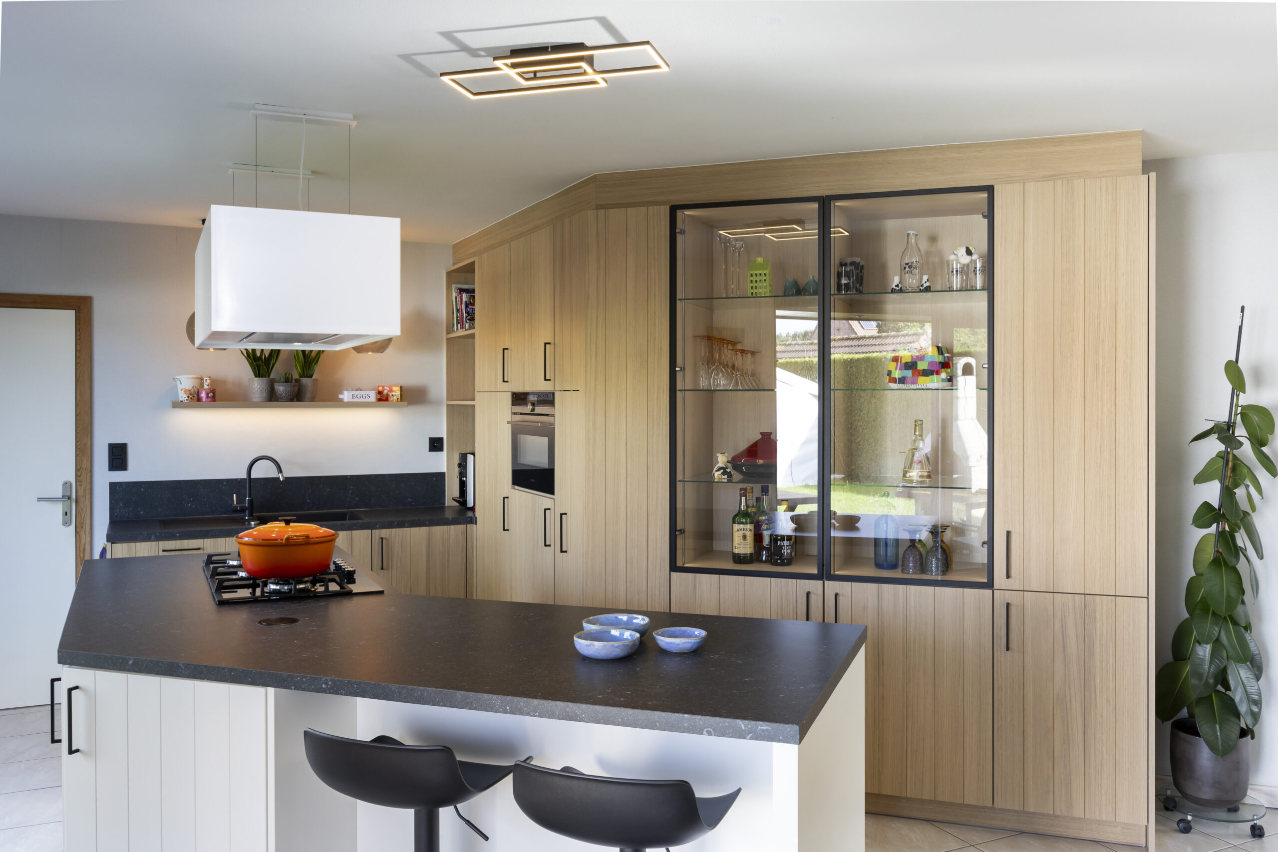 Landelijke fineer keuken in combinatie met witte poederlak grepen keramisch werkblad hoekoplossing glaze deuren led verlichting